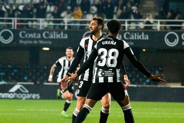 Iván Martos estrenó su cuenta goleadora en Liga como profesional, con un auténtico golazo desde 25 metros. El lateral del Cartagena se sacó un obús imparable para abrir el marcador contra el Oviedo. Quentin Braat se lanzó bien, pero ni por esas consiguió ni siquiera tocar la pelota.