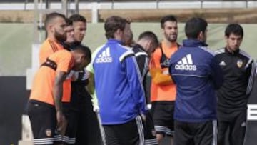 SERIO. Otamendi, ayer, en el entrenamiento, junto con sus compañeros.