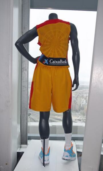 La Federación Española de Baloncesto (FEB) presentó las nuevas equipaciones Nike para las selecciones españolas, que están hechas de un tejido más ligero, aprovechando el reciclaje de botellas.