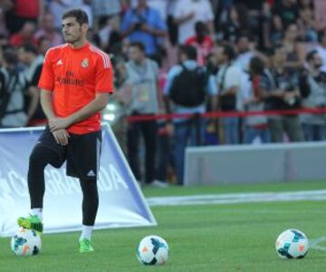 Segunda jornada Liga Bbva. Granada - Real Madrid. Iker Casillas en el calentamiento con los suplentes.
