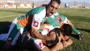 Mat&iacute;as Donoso y sus compa&ntilde;eros festejan el gol que le entreg&oacute; el t&iacute;tulo a Cobresal.