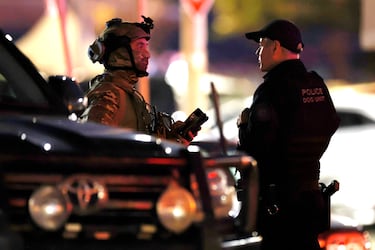 Policías fuertemente armados en el lugar de un tiroteo masivo en Bondi Beach.