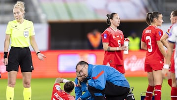 St. Gallen (Switzerland Schweiz Suisse), 22/09/2023.- Switzerland's forward Ramona Bachmann gets medical treatment next to referee Lina Lehtovaara of Finland during the UEFA Nations League women's soccer match between Switzerland and Italy at Kybunpark stadium in St. Gallen, Switzerland, 22 September 2023. (Finlandia, Italia, Suiza) EFE/EPA/MICHAEL BUHOLZER
