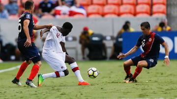 Alphonso Davies es agarrado por Kenner Gutierrez