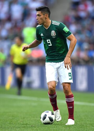 Sustituiría a Javier Hernández como el centro delantero.