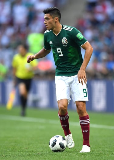 Sustituiría a Javier Hernández como el centro delantero. 