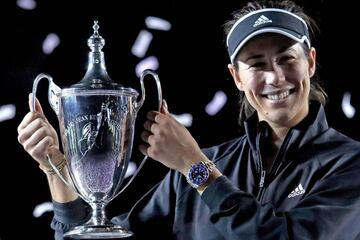 Garbñe Muguruza sosteniendo el trofeo de las WTA Finals.