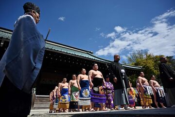 Los mejores luchadores de sumo participan en el 'Honozumo', una exhibición anual ante miles de espectadores en el Santuario Yasukuni.