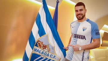 Alexander Gonz&aacute;lez posa junto a la bandera del M&aacute;laga.