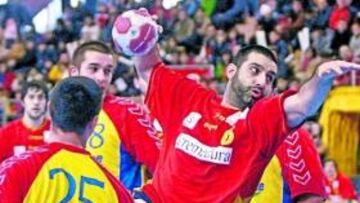 <b>PIVOTE. </b>Garabaya se hace hueco para el lanzamiento.