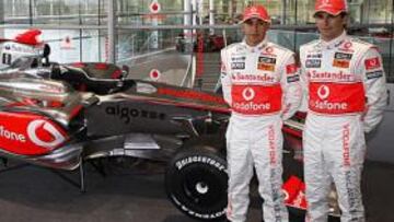 <b>FOTO DE FAMILIA. </b>Paffett, Kovalainen, Hamilton y De la Rosa, junto al nuevo McLaren MP4-24.