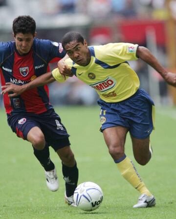 Mediocampista brasileño que estuvo de 2005 a 2006, llegó procedente de Tigres, posteriormente dejó el Nido para irse al San Luis.  
