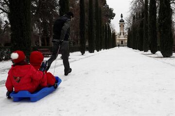 Niños juegan con el trineo en el Parque del Retiro. 