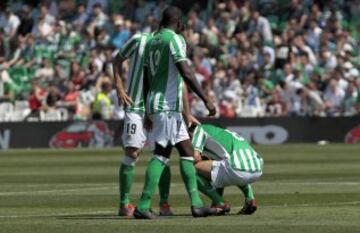 Jugadores del Real Betis se lamentan en el centro del campo tras encajar el primer gol el Sevilla durante el partido correspondiente a la trigesimo tercera jornada de Liga BBVA, disputado hoy en el estadio Benito Villamarin.