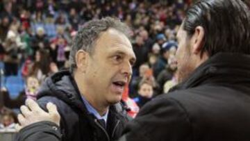 Joaqu&iacute;n Caparr&oacute;s, entrenador del Levante, saluda a Simeone.