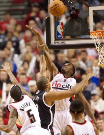 Wesley Matthews defiende a Jason Collins.