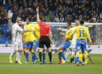 Referee David Fernández Borbalán (centre) sends Bale (left) off.