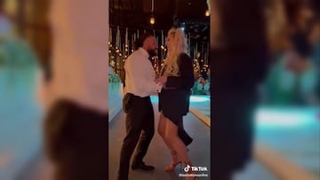 Charlotte Flair y Andrade bailan en la boda de Rush