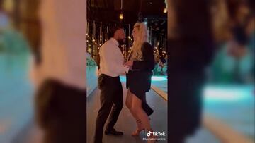 Charlotte Flair y Andrade bailan en la boda de Rush