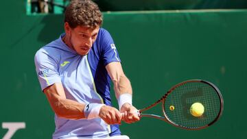 El tenista espa&ntilde;ol Pablo Carre&ntilde;o devuelve una bola durante su partido ante Alexander Zverev en el Masters 1.000 de Montecarlo.