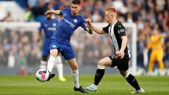 Matthew Longstaff, a la derecha, pelea por el bal&oacute;n con Jorginho, del Chelsea. 