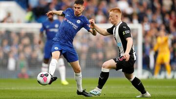 Matthew Longstaff, a la derecha, pelea por el balón con Jorginho, del Chelsea.