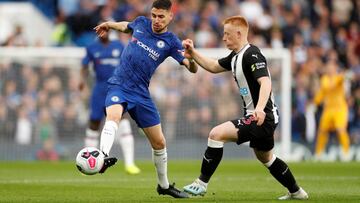 Matthew Longstaff, a la derecha, pelea por el bal&oacute;n con Jorginho, del Chelsea. 