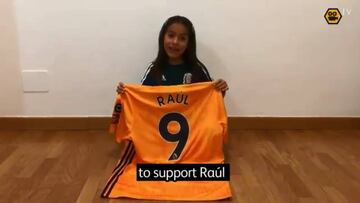 Ella es Natalia, la aficionada que recibió el jersey de Raúl Jiménez