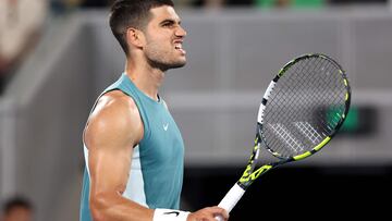 Carlos Alcaraz hace un gesto de contrariedad en su partido contra Alexander Shevchenkoen el Open de Australia.