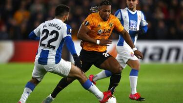 Espanyol's Argentinian midfielder Matias Vargas (L) vies with Wolverhampton Wanderers' Spanish midfielder Adama Traore (C) during the UEFA Europa League round of 16 first leg football match between Wolverhampton Wanderers and Espanyol at the Molineux stad