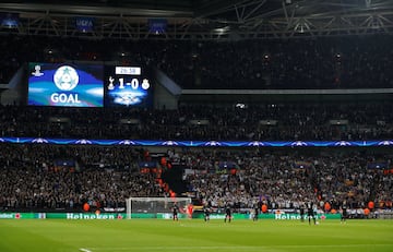 1-0. Dele Alli marcó el primer gol.