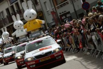 Los coches oficiales del Tour. 