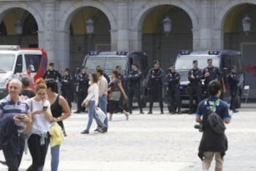 Los ingleses esperan la hora del partido disfrutando de las terrazas de la Plaza Mayor.