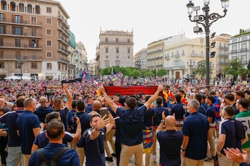 Miles de aficionados del Levante abarrotan las calles para celebrar el ascenso.