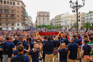 Miles de aficionados del Levante abarrotan las calles para celebrar el ascenso.