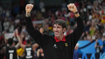 La selección de Alemania campeona de Europa tras derrotar a Turquía 83-88. En la imagen Álex Mumbrú, entrenador del conjunto alemán, celebrando el título.