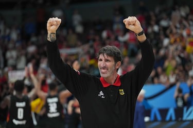 La selección de Alemania campeona de Europa tras derrotar a Turquía 83-88. En la imagen Álex Mumbrú, entrenador del conjunto alemán, celebrando el título.
