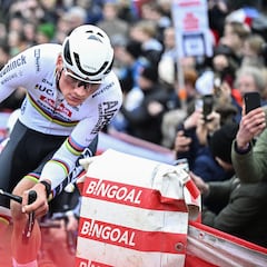 Van der Poel aplasta a Van Aert y Pidcock en Amberes