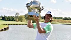 Tommy Fleetwood posa con el trofeo de ganador del HNA Open de France en Le Golf National de Guyancourt.