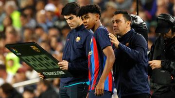 Xavi da instrucciones a Lamine Yamal el día de su debut, ante el Betis.