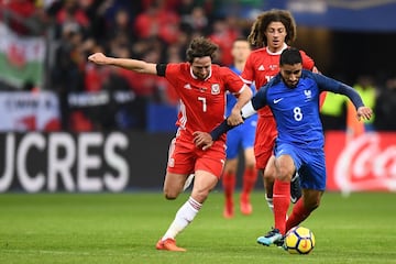 El último nombre que se ha escrito en la libreta de los despachos del Santiago Bernabéu ha sido Nabil Fekir. El delantero del Lyon lleva 15 partidos y ha firmado 12 goles y tres asistencias. Números que han impresionado a media Europa y ya estarían detrás de él. 