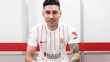 Montiel posa con la equipación del Sevilla
