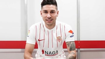 Montiel posa con la equipaci&oacute;n del Sevilla