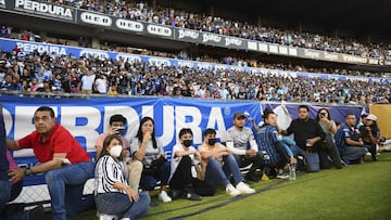 Aficionados se resguardan en la cancha por los hechos violentos en las tribunas del estadio La Corregidora