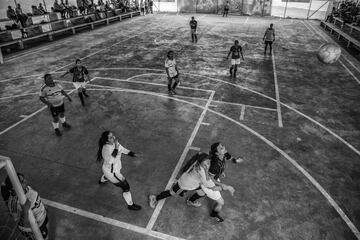 El fotógrafo colombiano realizó una serie fotográfica en la cual narra la historia de excombatientes de las FARC que juegan al fútbol frente a pobladores locales de la zona y soldados de las Fuerzas Armadas de Colombia. 