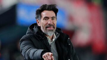 AMDEP7440. LA PLATA (ARGENTINA), 18/07/2023.- El entrenador de Estudiantes Eduardo Domínguez dirige hoy, en un partido de la Copa Sudamericana entre Estudiantes y Barcelona SC en el estadio Jorge Luis Hirschi en La Plata (Argentina). EFE/ Demian Alday Estevez
