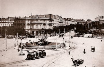 Al inicio era denominada como Plaza de Madrid, hasta que el Ayuntamiento cambió su nombre por Plaza de Castelar, que luego fue sustituida por su nombre actual. Los límites de la plaza lo conforman el Edificio del Banco de España, el Palacio de Buenavista, el Palacio de Linares y el Palacio de Cibeles. El objetivo de su fuente al inicio de su existencia era abastecer de agua a todos los madrileños, pero en 1895 fue trasladada al centro de la plaza y pasó a convertirse en un elemento decorativo. La plaza más famosa de Madrid está presidida la diosa Cibeles la cual está sobre un carro tirado por leones.