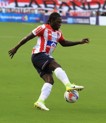 El equipo dominó el partido. Hizo tres goles y Viera atajó un penal.