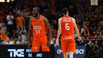 Ojeleye celebra una canasta en presencia de Arostegui.