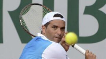 El tenista espa&ntilde;ol Alberto Monta&ntilde;&eacute;s devuelve la bola a su compatriota David Ferrer durante el partido que les enfrent&oacute; en el Roland Garros.